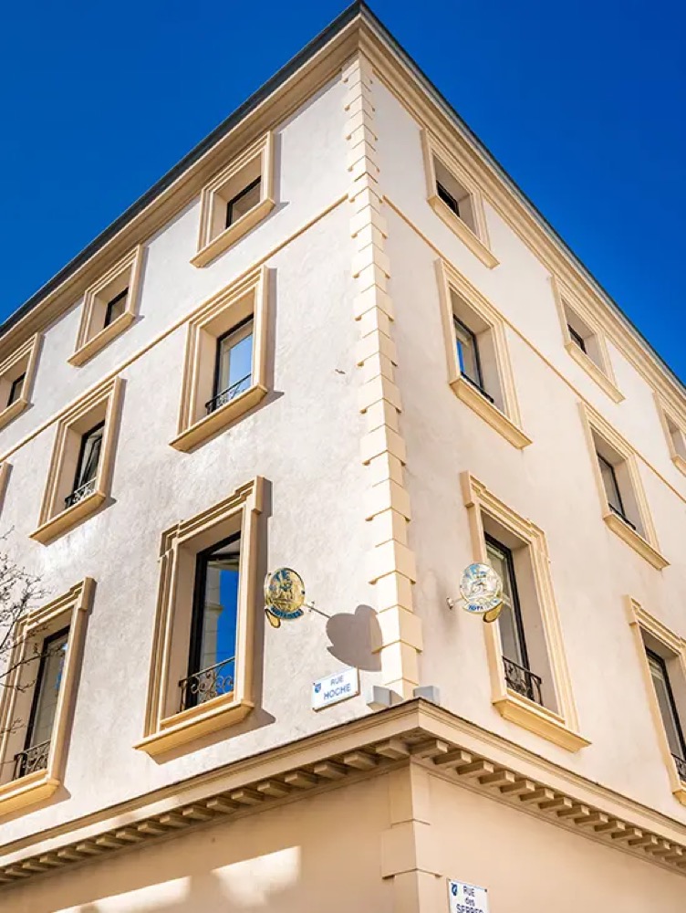 Façade de l'Office notarial 1795, à l'angle des rues Hoche et des Serbes à Cannes